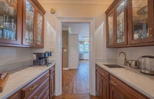 Large Luxury House, King Beds and More, Hot Tub, Theater, Fireplace, Game Room, Ping-pong, Pool Table, Air Hockey, Arcade, River, Big Kitchen, Nice Porch, Quiet, Good for Families and Large Groups, Near UGA Golf Course, Close to UGA & Stanford Stadium - Photo 20