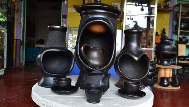 Piezas de cerámica negra