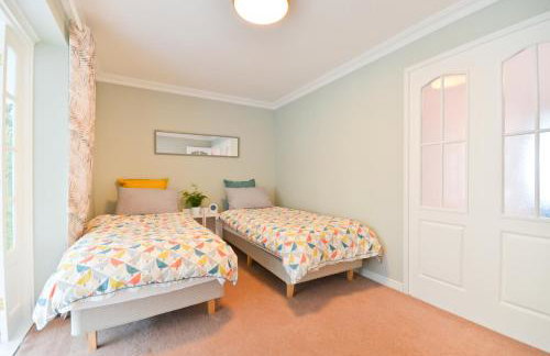 Princes Esplanade-Beachfront House with Balcony a stone throw from Gurnard Beach - Foto 32