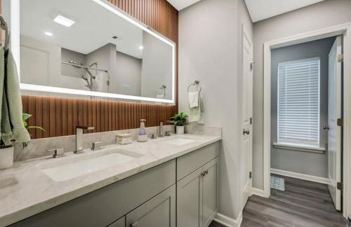 Modern 5BR, Kid-Friendly Home In Poconos with Pool Table - Foto 48