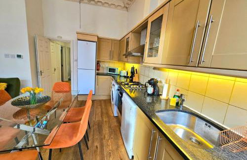 Charming Home with Private Balcony, on 1st floor, with 2 Bathrooms, 3 min walk to Earl's Court Station - Photo 16