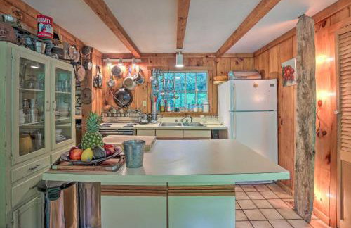 Berkshire Riverfront Ski Cabin Close to Hiking! - Foto 12