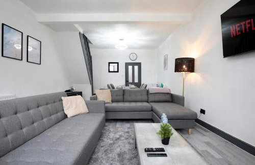 Dixon House, Sleeps 6, Free Parking, Long or Short Stays - by NMB Property - Photo 16