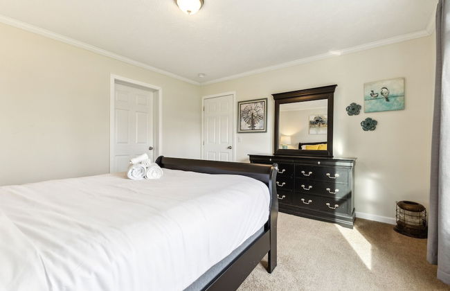 Sunsets & Serenity: Port Clinton Waterfront Stay 3 Bedroom Home - Photo 9