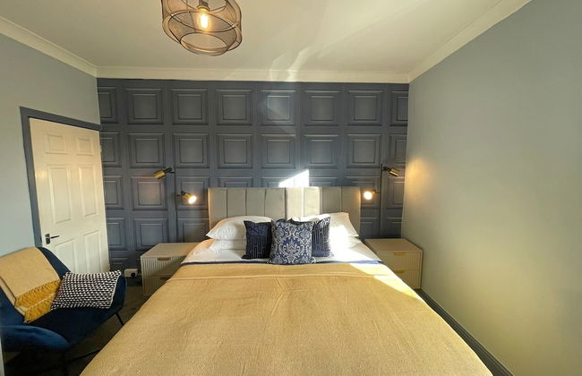 Spacious 3-Bedroom House with Parking - Photo 5