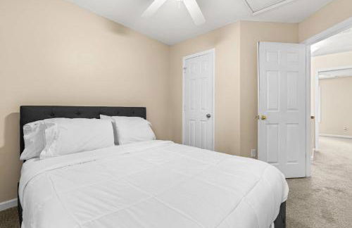 Spacious 3BR Retreat Perfect for Groups Near Downtown - Foto 12