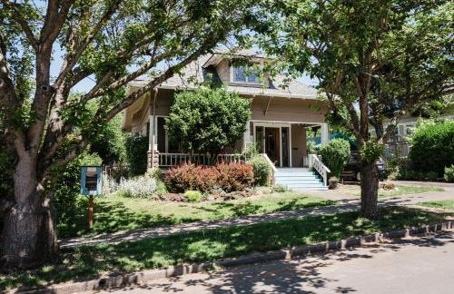 Southeast Portland Comfy & Eclectic Craftsman Home - Foto 1