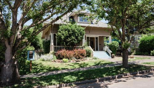 Southeast Portland Comfy & Eclectic Craftsman Home - Foto 1