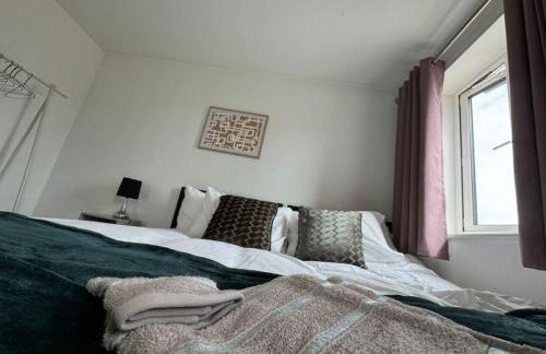 Bolehyde House, Sleeps 6, 3 Bedrooms, North Swindon location, Parking - Foto 6