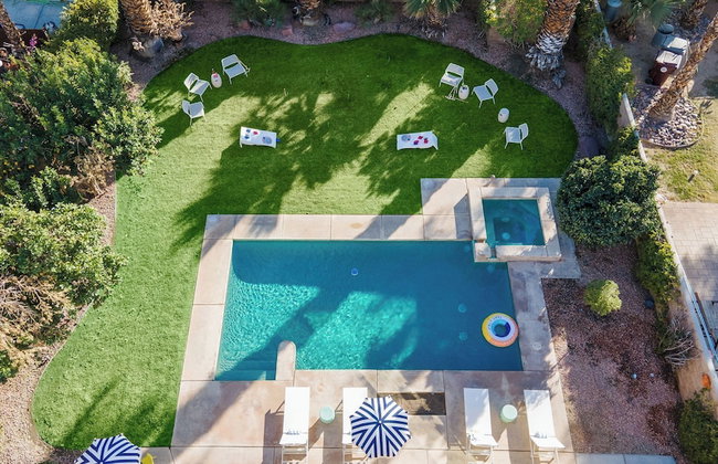 Pool + Hot Tub, Yard, Games Chic Midcentury Design Painted Sand by Avantstay - Foto 66