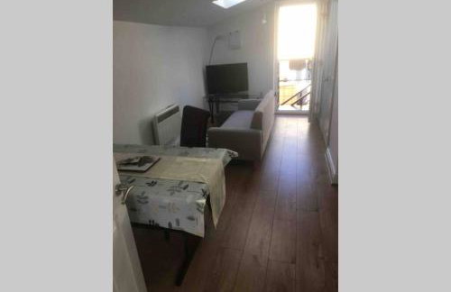 Comfy New Self Contained 1 Bed Flat - Modern! - Photo 25