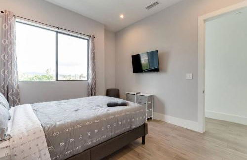 Luxury Modern 4 Bedroom 3 Bathroom Home with Rooftop Deck #2 - Photo 33