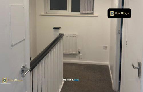 Quick Deals l 5 Bedroom l Sleeps 10 l Parking l Ideal for Groups l Oak Stays Short Lets & Serviced Accommodations - Foto 7