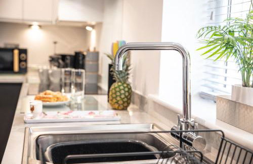 Welcome - BUSINESS or PLEASURE! Southampton 'City Vibes' # Stylish Apartment with Outdoor Courtyard! 1-4 Guests BOOK YOUR CITY BREAK or PRE-CRUISE STAY! CLOSE TO MAYFLOWER THEATRE, UNIVERSITIES, CRUISE TERMINALS, HOSPITALS & SHOPS! - Photo 31