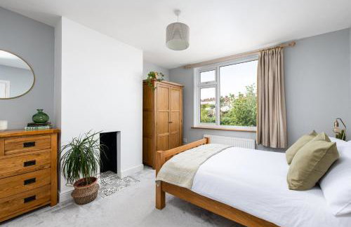 Charming Family Home with Stoves, Garden & Parking - Foto 34