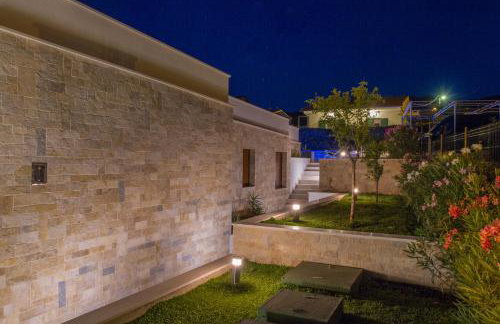 Luxury Poolside Villa - Photo 40