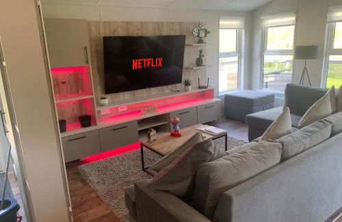 Bay Tree Lodge: Lakeside lodge w/hot tub & cinema surround sound - Foto 7