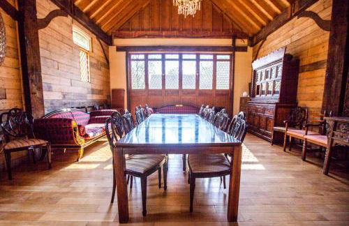 The Timber Barn South Downs West Sussex Sleeps 18 - Foto 2