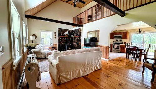 Charming Dog-Friendly Beach House with Fire Pit & Jetted Tub Near Carters Beach in Hancock, Maine - Foto 3