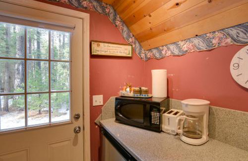 Walk to Trails and Butte Creek Cozy Retreat with Deck - Foto 10