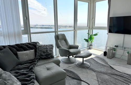 Luxury Waterfront Apartment With Panoramic View - Photo 23