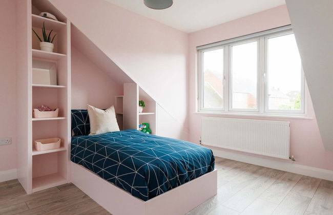 Chic 4-bed Coastal Retreat in Heart of Bosham - Photo 33