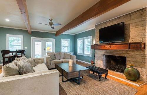 Remodeled Historic Lakefront Gem Overlooking Lake Travis and Jones Brothers Park *Great for Families and Groups* - Foto 49