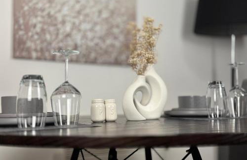 Cozy City Centre Apartment with Free Gym and Free Coffee - Photo 40