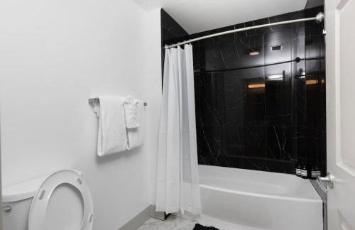 Stylish 4 Bed - 2 Mins to Stadium - Free Parking - Gym - Views - Foto 21