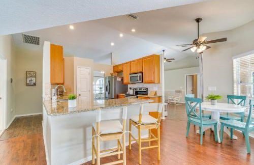 Relax Poolside Spring Hill Family Home with Yard! - Foto 10