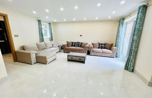 2 Bedroom Flat or Appartment near Heathrow with Garden - Photo 1