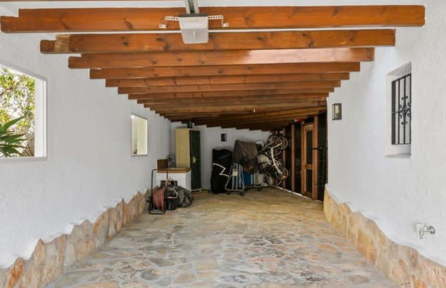 Relax in Luxury at This Stunning Seaside Villa - Photo 65