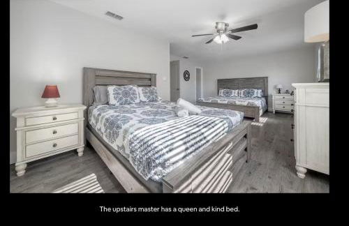 Central Perk Retreat | Heated Pool + Zoo 1 Block! - Foto 31