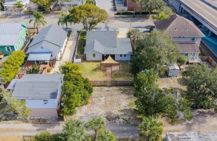 Adorable Dog Friendly Home with Fenced Yard, Office, STEPS to Canal & Hospital! - Foto 41