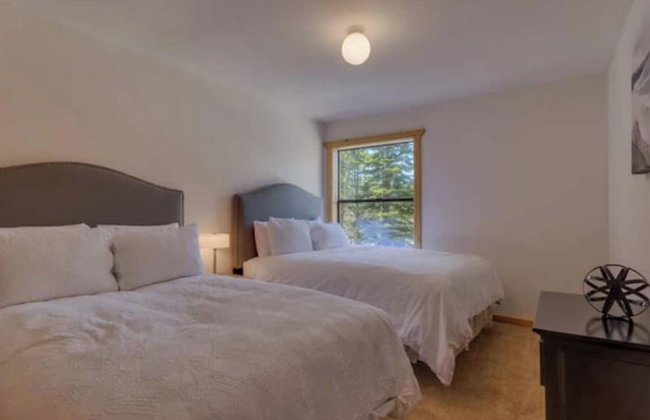 Black Bear by Avantstay Spacious Viking Lodge in Tahoe Donner w/ Game Room & Hot Tub! - Photo 55