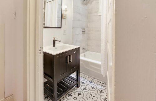 Elegant Renovated House With Relaxing Courtyard - Near FQ - Foto 18