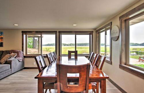 Lakefront Retreat with Dock and Game Room and Deck - Foto 10