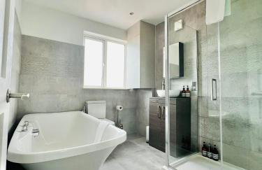 Modern 5 Bed 3 Bath House - Photo 10