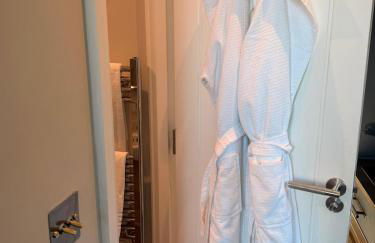 Water Cabin With Water Sports Equipment and Bikes, Bath - Foto 10