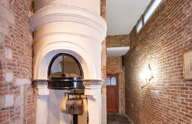 Unique Apartment In Historic Mansion - Photo 25