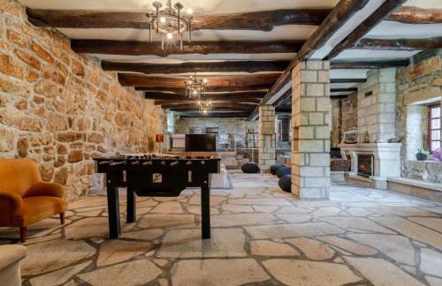 HostWise - Country Villa w/ Pool, Court & Views - Foto 49