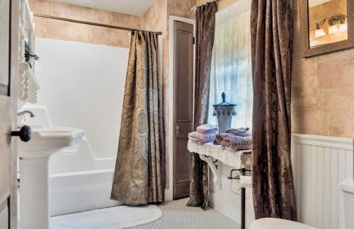 Hot Tub and Large Yard Elegant Deansboro Getaway - Foto 15