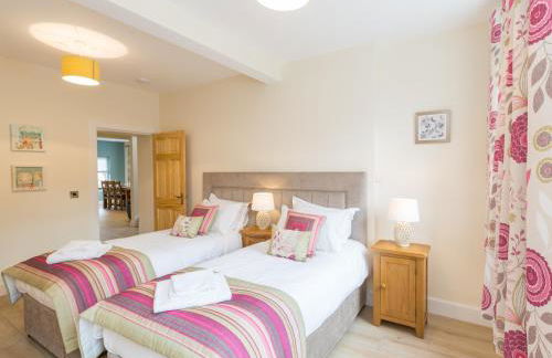 Rose Cottage with Hot Tub - Photo 9