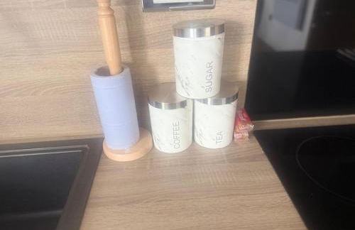 2 Beds Mint drive With Secure car Or Van Park w WiFi-Netflix No Deposit Required - Foto 16