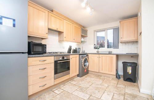 5 bed house with free parking in quiet location - Photo 1