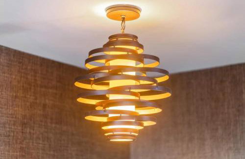 Luxury 3BR Hillside Retreat wAC Panoramic View - Photo 28