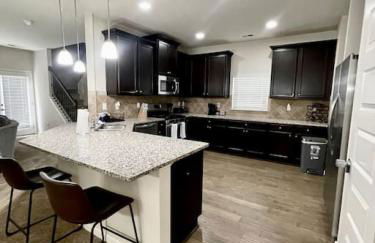 Spacious Home, Patio, Yard, WiFi, Near Speedway - Foto 3