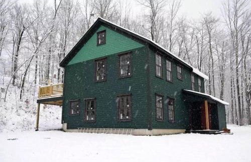 Spacious and Secluded Cabin Perfect for Winter in Huntington, Vermont - Foto 1