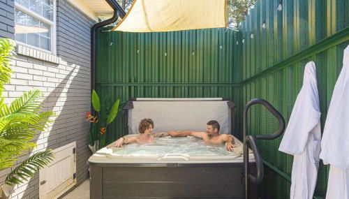 Private Hot Tub & Swing, Vintage Nintendo with Large Parking & EV ready - Foto 2