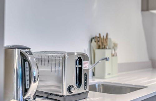 2-BR Near Salford Royal - City & Town Centre View - 1 Minute to Train & Tram Station - Sleeps 6 - Foto 42